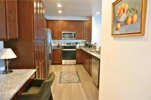 楠帕Modern 3BR Home in Meridian - King Suite - Comfort的配有木质橱柜和台面的厨房