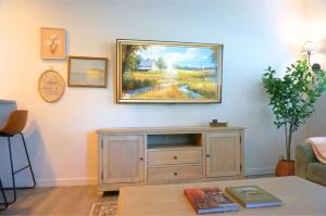 楠帕Modern 3BR Home in Meridian - King Suite - Comfort的墙上挂着一幅画的客厅