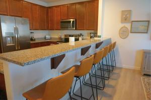 楠帕Modern 3BR Home in Meridian - King Suite - Comfort的带吧台的厨房，配有一排吧台凳 更多22张照片