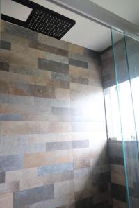 ein Badezimmer mit gefliester Wand und Fenster in der Unterkunft São Bento Prime in São Bento do Sul