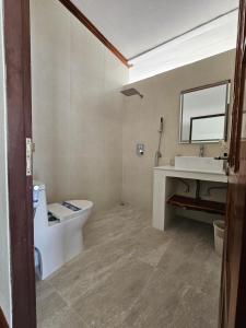 een badkamer met een wastafel, een bad en een toilet bij Choeng Mon Bliss villa, pool private in Choeng Mon Beach +17 foto's