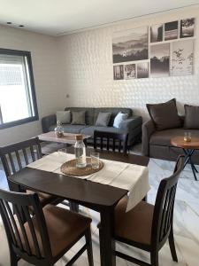 Bel appartement face là mer في القنيطرة: غرفة معيشة مع طاولة وأريكة