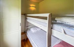 سرير أو أسرّة في غرفة في 2 Bedroom Awesome Home In Byxelkrok