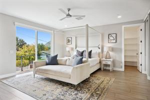 Posezení v ubytování Lavish Luxuries in Old Town