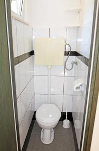 ein Badezimmer mit einer weißen Toilette in einer Kabine in der Unterkunft Apartments by the sea Vinjerac, Zadar - 10413 in Vinjerac