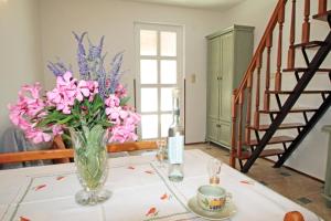 eine Vase rosafarbener Blumen auf einem Tisch in der Unterkunft Apartments by the sea Vinjerac, Zadar - 10413 in Vinjerac + 14 Fotos