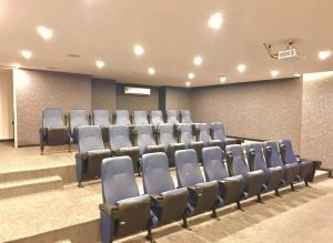 a conference room with blue chairs and a wall at Apartamento Luxury ubicado en la mejor zona comercial de la ciudad in Ibagué