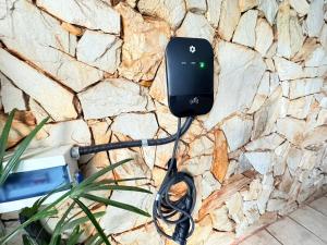 a cord hooked up to a stone wall at 0003 - Pousada HG quarto home office single in Vila Gopoúva