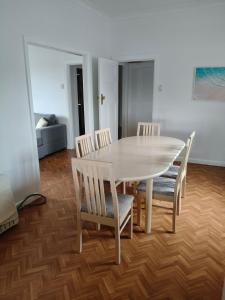 ein weißer Esstisch und Stühle in einem Zimmer in der Unterkunft Coconut Cottage - Sanctuary Point in Sanctuary Point + 7 Fotos