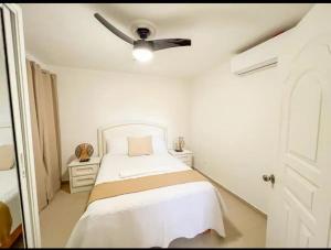 En eller flere senge i et værelse på Fully Equipped New 2br Aptdt2mins To The Beach