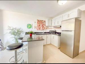 Køkken eller tekøkken på Fully Equipped New 2br Aptdt2mins To The Beach