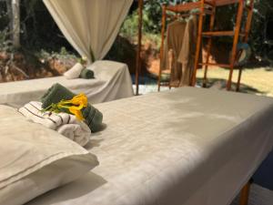two beds with towels on top of them at EstrelaMar Ferradura Restaurante & Spa in Búzios