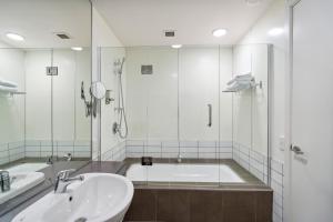 Ένα μπάνιο στο Marina Views Lakeside Stay in Queenstown