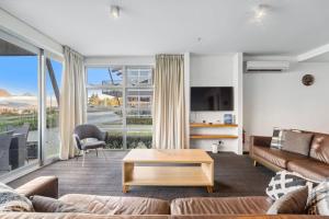 Χώρος καθιστικού στο Marina Views Lakeside Stay in Queenstown +13 φωτογραφίες