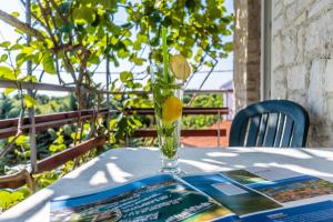 Eine Vase mit einer Zitrone auf einem Tisch. in der Unterkunft Apartments with parking space Krnica, Marcana - 7358 in Krnica + 13 Fotos