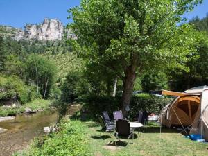 a group of chairs and a tent next to a river at Mobil-home pour 6 pers. avec Terrasse à Meyrueis - API-1-52-342 in Meyrueis