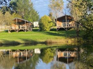 un par de cabañas junto a un lago en Chalet confortable de 35m² avec Terrasse - API-1-52-488, en Le Fouilloux