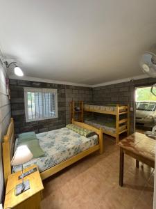 Ένα ή περισσότερα κρεβάτια σε δωμάτιο στο Aloja pehuen +32 φωτογραφίες