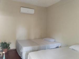 1 dormitorio con 2 camas y planta en Hotel Rod Blue, en La Libertad