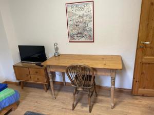 TV a/nebo společenská místnost v ubytování Gasthaus Liam B + 1 fotografie