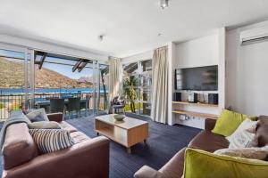 Una televisión o centro de entretenimiento en Beautiful Lakefront 2 Bedroom Marina Apartment 203