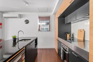 Una cocina o cocineta en Beautiful Lakefront 2 Bedroom Marina Apartment 203