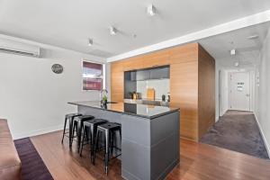 Una cocina o cocineta en Beautiful Lakefront 2 Bedroom Marina Apartment 203 9 fotos más