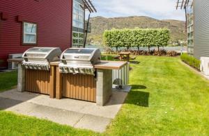 弗兰克顿Cosy & Comfortable Studio Marina 203a的院子里的烧烤架和野餐桌