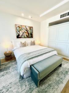 Una cama o camas en una habitación de Ocean View Studio King bed with Spa