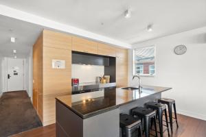 弗兰克顿Family-Friendly 3BR Marina Views & Space的厨房配有柜台和一些黑色凳子