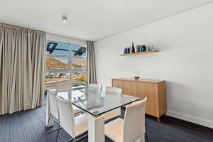 弗兰克顿Family-Friendly 3BR Marina Views & Space的配有玻璃桌和白色椅子的餐厅