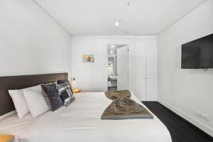 弗兰克顿Family-Friendly 3BR Marina Views & Space的卧室配有一张大床,墙上配有电视