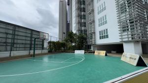 een basketbalveld op het dak van een gebouw bij Marbella in Kuala Lumpur
