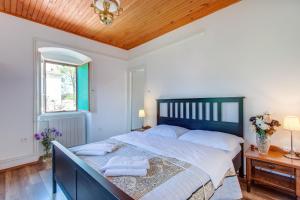 een slaapkamer met een groot bed met handdoeken erop bij Seaside house with a swimming pool Osor, Losinj - 12230 in Osor
