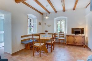 een keuken en eetkamer met een tafel en stoelen bij Seaside house with a swimming pool Osor, Losinj - 12230 in Osor