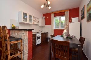 une cuisine avec une table et un réfrigérateur dans l'établissement Apartments by the sea Prizba, Korcula - 14499, à Prižba