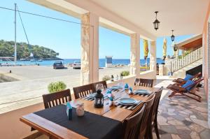 une salle à manger avec une table et une vue sur l'océan dans l'établissement Apartments by the sea Prizba, Korcula - 14499, à Prižba