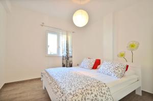 une chambre blanche avec un lit et une fenêtre dans l'établissement Apartments by the sea Prizba, Korcula - 14499, à Prižba 18 autres photos