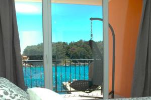 Cette chambre dispose d'une fenêtre avec vue sur l'eau. dans l'établissement Apartments by the sea Prizba, Korcula - 14499, à Prižba