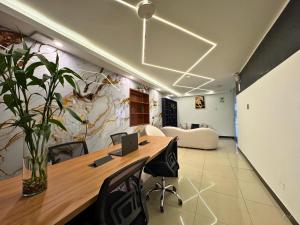 um escritório com uma mesa com um laptop em cima em City Tower Hotel em Lima