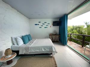 een slaapkamer met een bed en een balkon bij Sunrise view posada in Providencia +68 foto's