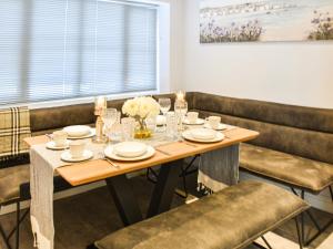Un comedor con mesa y sillas de madera. en Beach Bungalow, en Belton