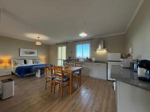 a kitchen and living room with a table and chairs at Villa Alta Vista in São Jorge
