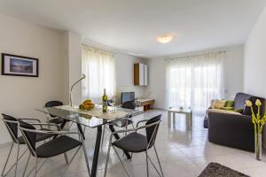 TV a/nebo společenská místnost v ubytování Apartments with parking space Valbandon, Fazana - 16261