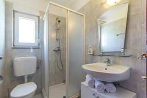 Koupelna v ubytování Apartments with parking space Valbandon, Fazana - 16261 + 24 fotografií