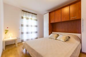 Postel nebo postele na pokoji v ubytování Apartments with parking space Valbandon, Fazana - 16261