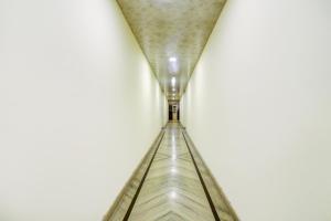 un long escalator menant à un mur blanc dans l'établissement Hotel O Vishwakarma Palace, à New Delhi