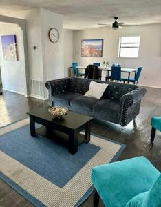 Una sala de estar con un sofá y una mesa de café. en Charming Midwest 3 Bedrooms 2 Bathrooms, en Altus