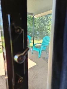 Vista de un patio con una silla azul en Charming Midwest 3 Bedrooms 2 Bathrooms, en Altus 24 fotos más