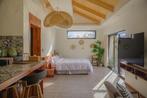 ein Schlafzimmer mit Bett und eine Küche mit Theke in der Unterkunft Jeju Sentosa Hallim in Jeju-do